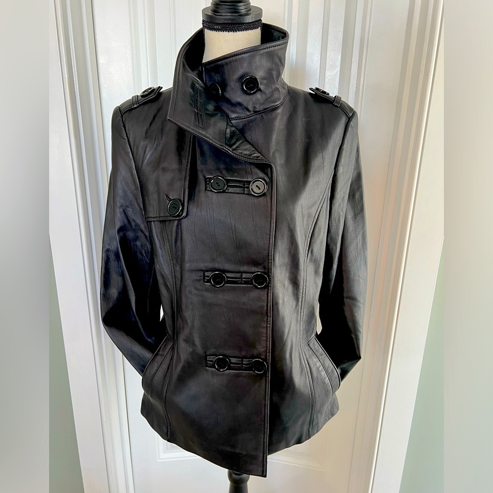 Leather double breasted short trench.